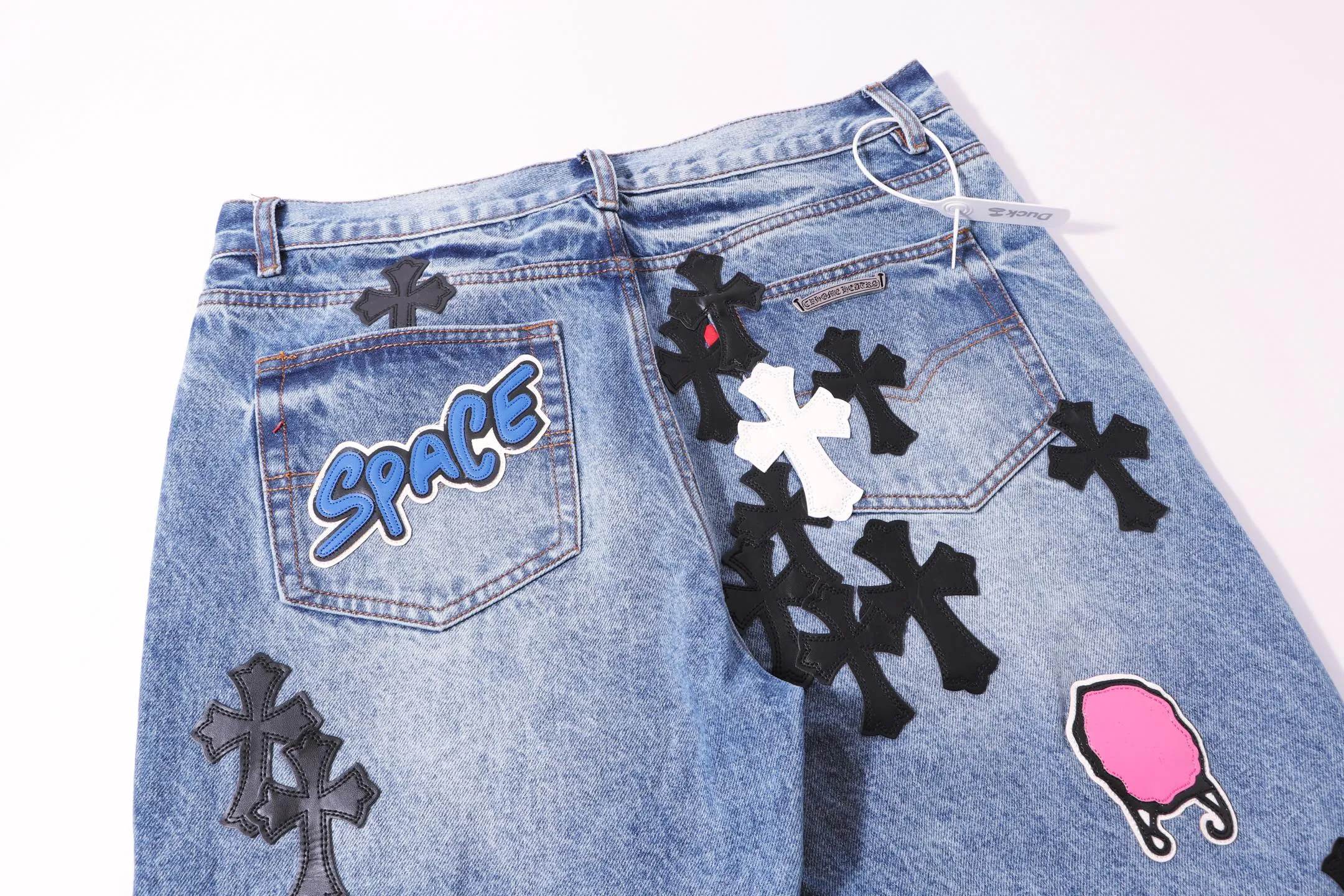 P300 Style number: H67 Croxin & 𝐂𝐡𝐫𝐨𝐦𝐞 𝐇𝐞𝐚𝐫𝐭 ss25 blue SEX mosaic leather jeans. Styles with different washed textures are very friendly to people with thin legs and thick legs. The slightly flared version perfectly modifies the leg shape. The timeless and moderate length makes it easy to match and match. It is the basis for various styles and is a must-have in your wardrobe! The fabric is stiff but also makes the upper body soft without losing texture. The washing process is even more perfect. It is a must-have item for everyone! ! ! Washed wheat, hang tag, pants label, three labels complete Color: blue Size: 28-30-32-34-36